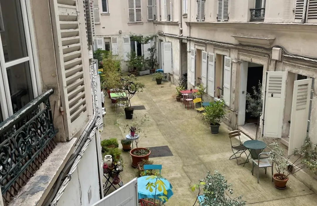 Au Bas De Montmartre !-1