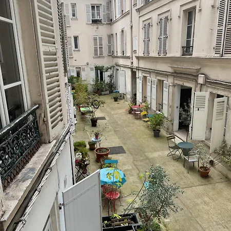 Au Bas De Montmartre !-3